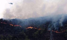 (2)Residents evacuate as forest fire spreads